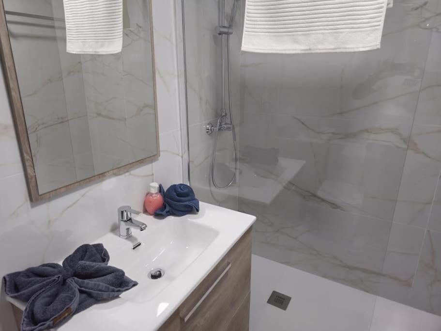 Tao City Center Apartment With Fee Wifi And Air Con By Namaste Elite ตอร์เรโมลิโนส ภายนอก รูปภาพ