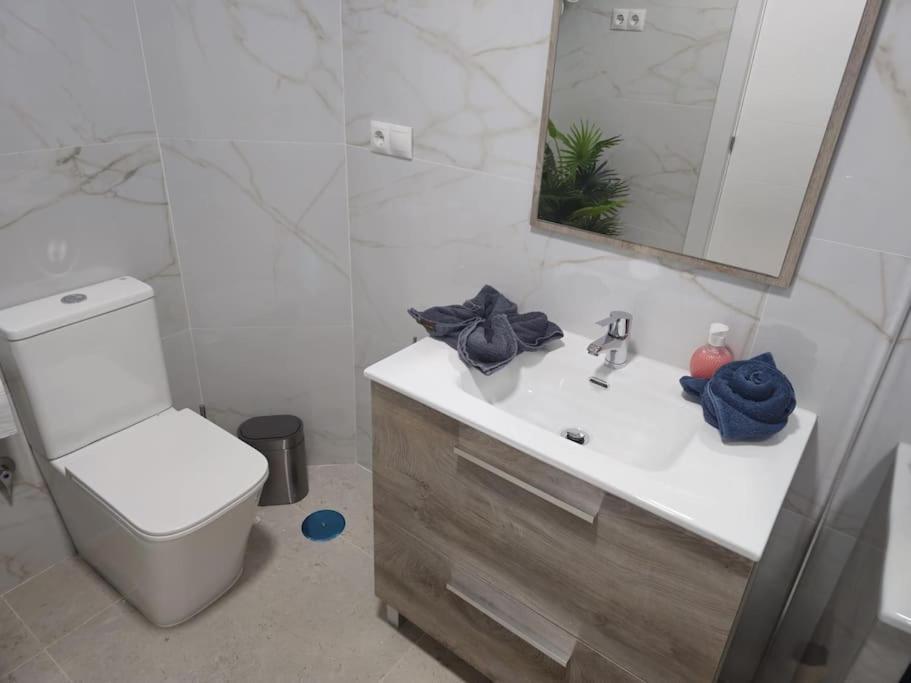 Tao City Center Apartment With Fee Wifi And Air Con By Namaste Elite ตอร์เรโมลิโนส ภายนอก รูปภาพ