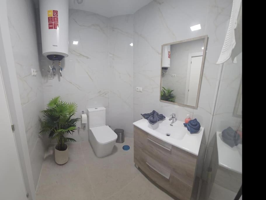 Tao City Center Apartment With Fee Wifi And Air Con By Namaste Elite ตอร์เรโมลิโนส ภายนอก รูปภาพ
