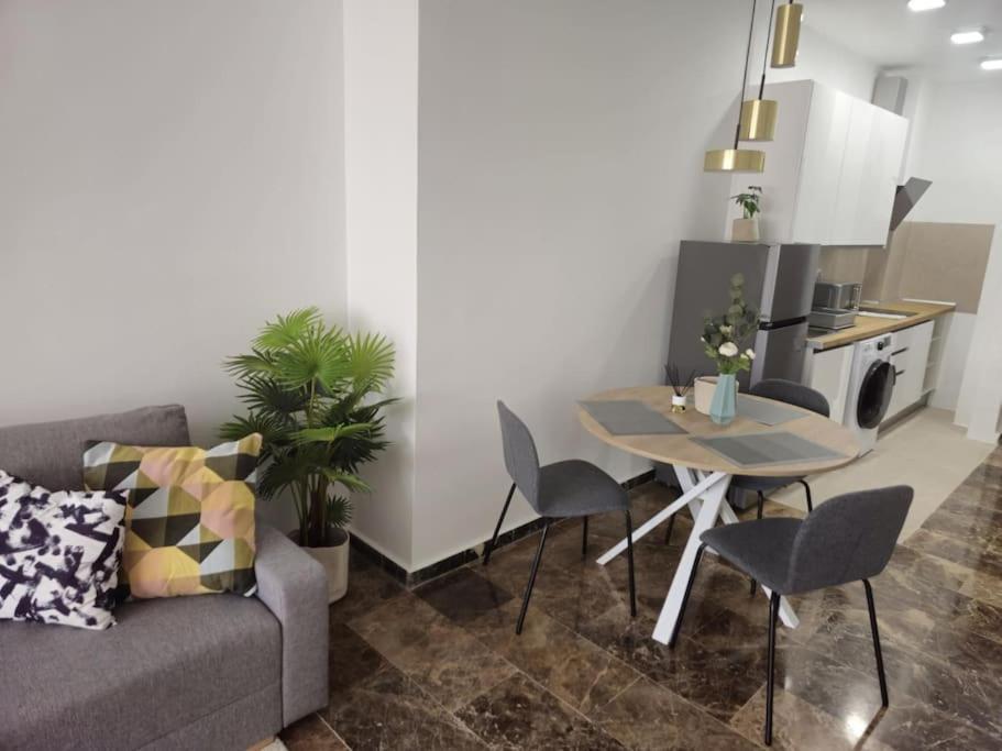Tao City Center Apartment With Fee Wifi And Air Con By Namaste Elite ตอร์เรโมลิโนส ภายนอก รูปภาพ